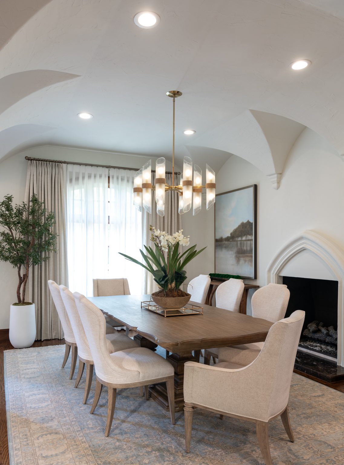 Neutral Dining Room With Upholstered Seats 